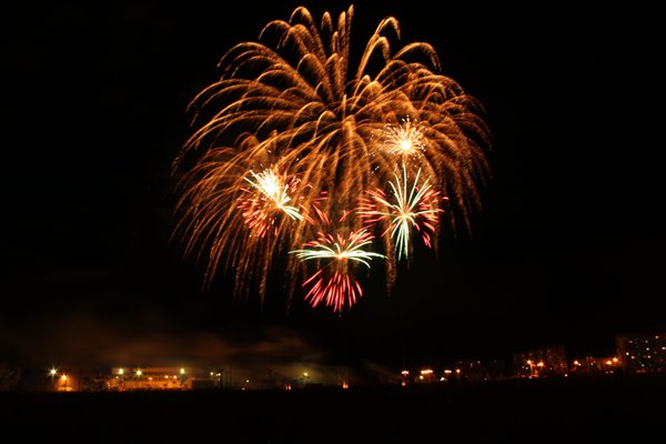 ГРАНДИОЗНЫЙ ФЕЙЕРВЕРК В ГОРОДЕ АЧИНСКЕ НА ДЕНЬ НЕФТЯНИКА - Фото 1