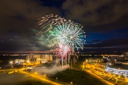 МУЗЫКАЛЬНЫЙ ФЕЙЕРВЕРК НА ОТКРЫТИИ ТРЦ "ПЛАНЕТА" - Фото 9