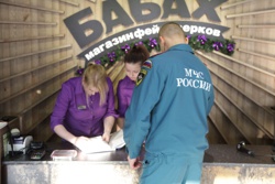 Специалисты МЧС проверяют магазины "Бабах" - Фото 8